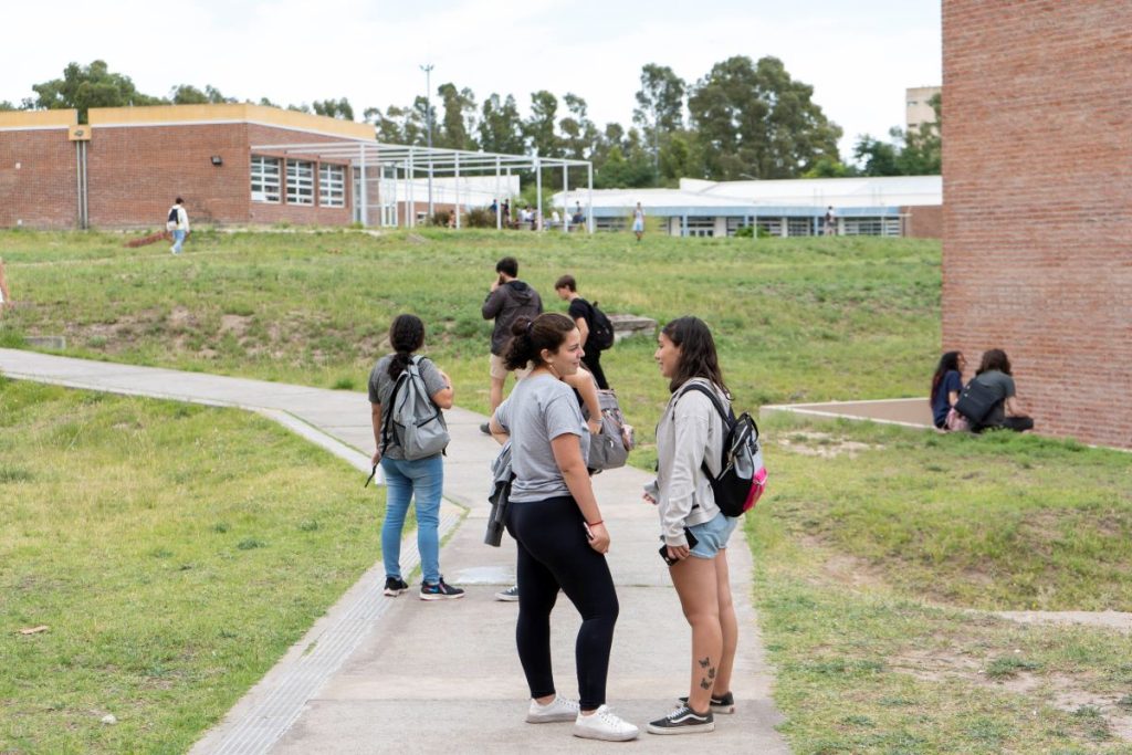 Jornada de plantación de árboles en el Campus de la UNS