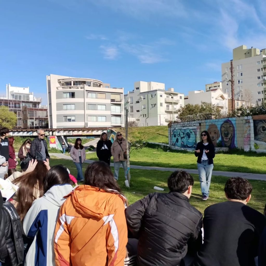 El pasado miércoles estuvimos con los chicos de 4to año, sus profes y el equipo de biblioteca del colegio Normal….