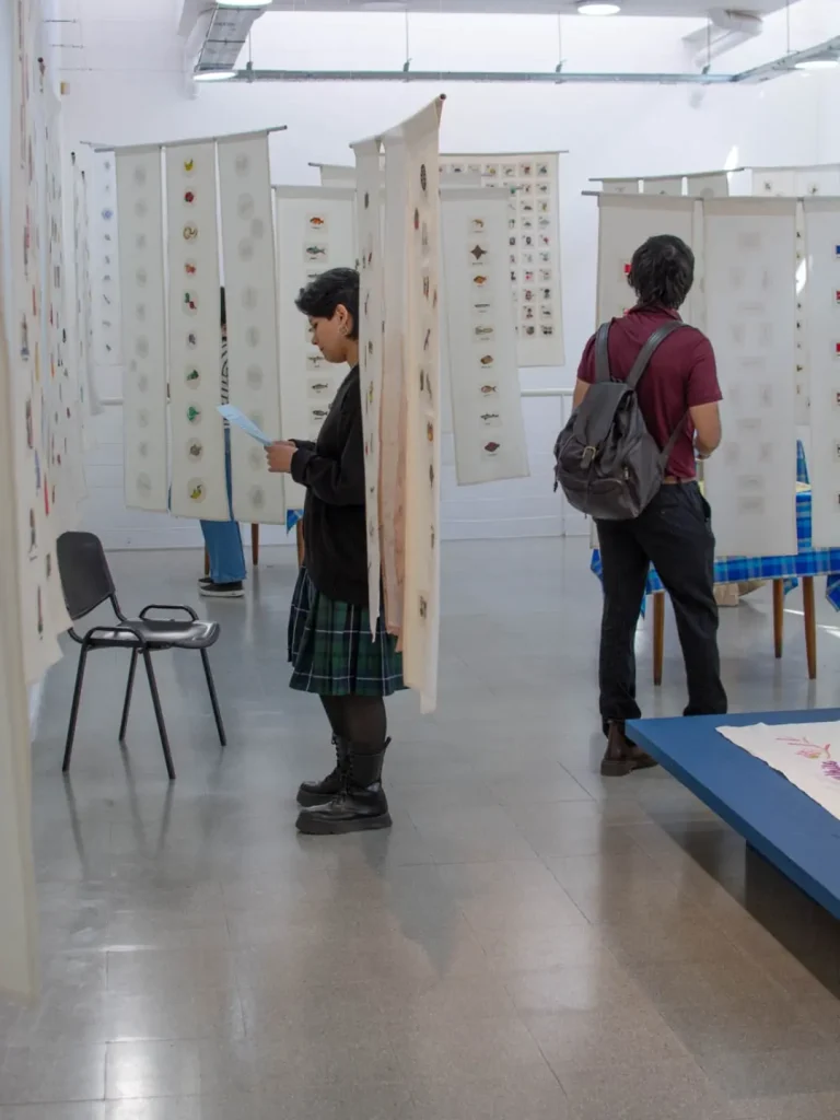 📢 Domingo 11 de octubre, último día para visitar Un universo. Bordadoras del Museo del Puerto de Ingeniero White,…