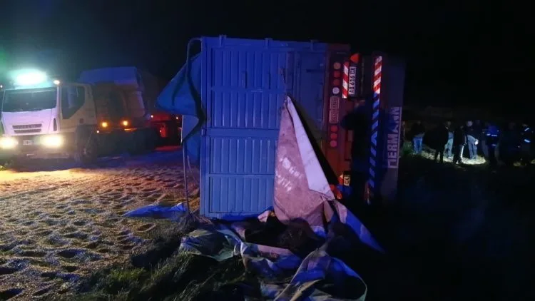 Despistó y volcó un camión con trigo en la Ruta 33