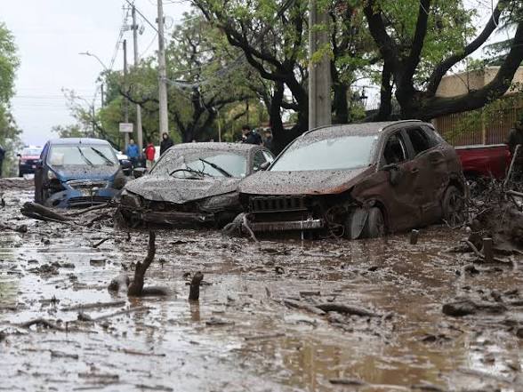 Impactante aluvión en Santiago de Chile y sus alrededores